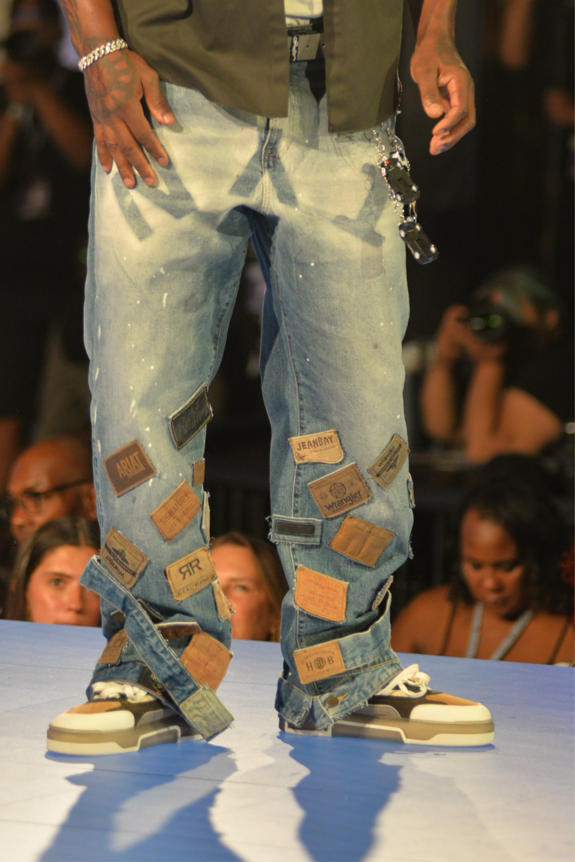 Oversized denim label jeans